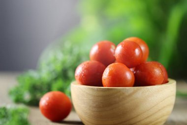 Masa arkasındaki kasede taze domatesler.