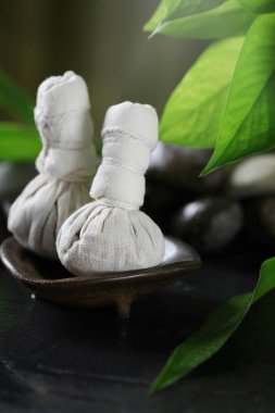 Ahşap kaplama ve yeni kaplama üzerine bitkisel sıkıştırma topu.