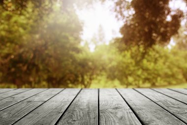 Ahşap masa ve güzel bulanık bahçe sonbahar arka planı..