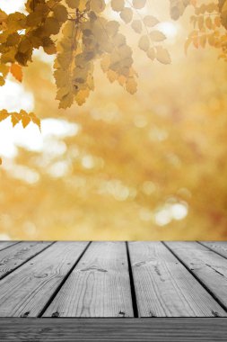 Ahşap masa ve bulanık yaprak tabiat sonbahar arkaplanı.