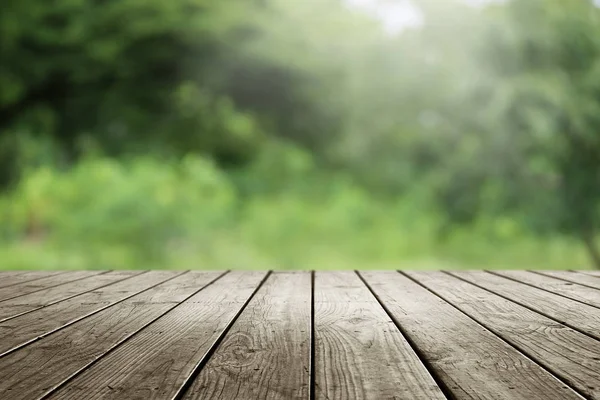 Wazig Abstracte Groene Bokeh Van Tuin Houten Tafel Achtergrond — Stockfoto