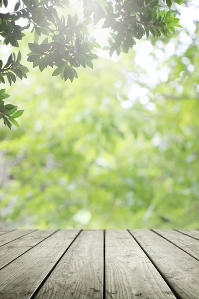 Scrivania Legno Natura Verde Sfocata Sullo Sfondo Del Giardino — Foto Stock