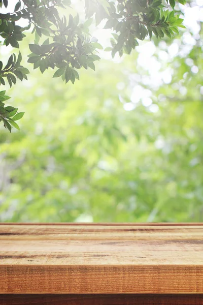 Escritorio Madera Naturaleza Verde Borrosa Fondo Del Jardín — Foto de Stock