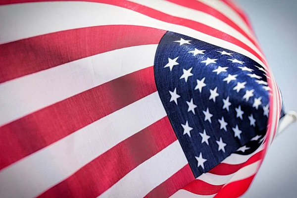 Uçan bir Amerikan bayrağı na mı bakıyor?