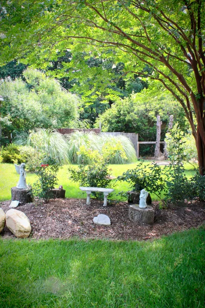 Crepe Myrtle Canopy Memorial Sittingarea — Stock Photo, Image