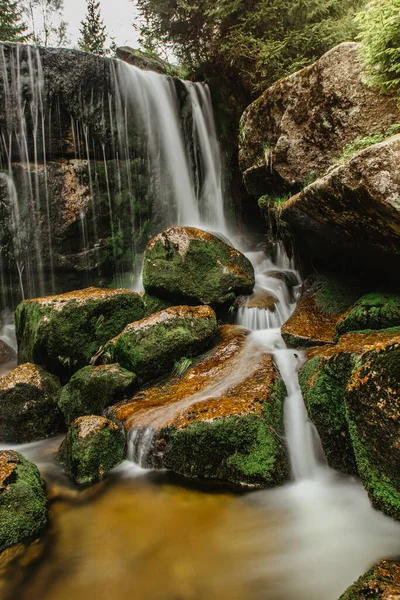 Fotografía de cascada. Foto de larga exposición de una hermosa cascada de Jedlova, montañas de Jizerske, Chequia. Movimiento de agua borrosa en un arroyo de montaña en el bosque profundo. Senderismo en una reserva natural.Agua potable — Foto de Stock