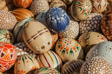 Renkli, elle boyanmış Paskalya yumurtaları. Tahta sepetteki Paskalya yumurtaları. Dekorasyon. Boyalı Paskalya yumurtası. Bayram geleneği. El yapımı Paskalya yumurtası.