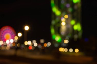 Soyut gece lambaları arka planı. Night City sokak ışıkları renkli bokeh yakın çekim, karanlık konsept. Geceleyin bulanık ışıklar
