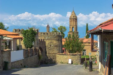 Gürcistan 'ın Kakheti bölgesindeki Signagi kasabasının manzarası. Şarap bölgesinin merkezindeki popüler turizm merkezi. Resimli manzara, pastel evler ve dar, kaldırımlı caddeler.