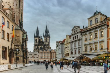 Prag, Çek Cumhuriyeti - 20 Haziran 2020. Covid-19.Avrupa şehir manzarasından sonra Prag 'da seyahat. Prag Eski Şehir Meydanı ve Tanrı' nın Annesi Kilisesi. Prag 'ın mimarisi ve simgesi. Hafta sonu kaçamağı.