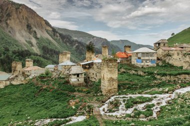Büyük Kafkasya 'nın ortasındaki küçük bir köyde taştan evler ve kuleler. Mestia 'dan Ushguli, Gürcistan' a seyahat. Popüler turizm beldesi. Uzak dağ köyü. Kırsal yaşam.