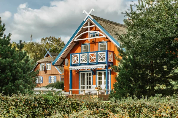 Piękne kolorowe litewskie tradycyjne drewniane domy w małej wiosce. Typowy dom rybacki na Bałtykach.Czerwone drewniane domy na Curonian Spit.Lifestyle koncepcji nieruchomości — Zdjęcie stockowe