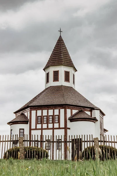 Pequena capela Tesarovska branca na aldeia de Korenov, montanhas Jizera, República Checa. Vista da primavera paisagem fresca com florescendo rhododendron.Wooden igreja histórica — Fotografia de Stock