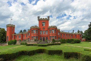 Hradek u Nechanic, Çek Cumhuriyeti - 10 Temmuz 2020. Çek romantik şatosu Harrach 'ın evi olarak inşa edildi. Ulusal Kültür Anıtı. Doğu Bohem 'de İngiltere' nin bir parçası. Çek turist.
