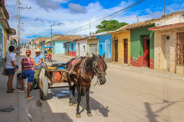 Trinidad, Kuba-listopad 15,2017.Scena miasta Street z koniem jako taksówką, trójkołowcem, kolorowe domy, mówiące Kubańczyki.Styl życia na Kubie.Transport i turystyka.Podróże miejsce wypoczynku scena — Zdjęcie stockowe