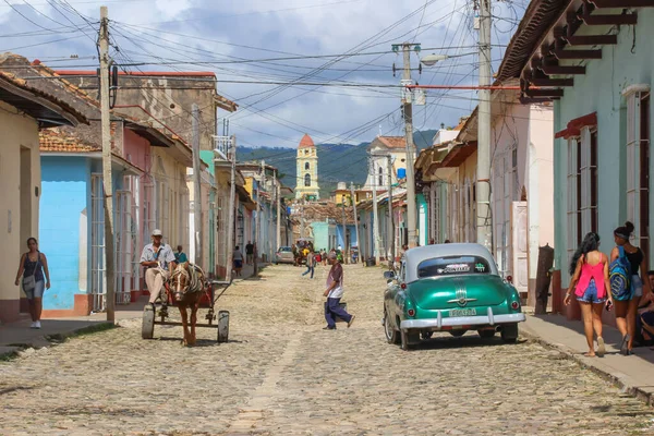 Trinidad, Kuba-November 15.2017. Städtische Straßenszene mit alten Autos und bunten kubanischen Häusern. Amerikanischer Oldtimer und Lebensstil in Kuba. Transport in der Karibik. Reiseziel Urlaub Hintergrund — Stockfoto