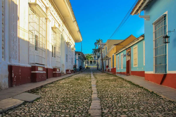 Pusta brukowa ulica z kolonialnymi kolorowymi domami w Trynidadzie na Kubie. Piękny karaibski krajobraz. Znane miejsce turystyczne UNESCO. Podróż tło wakacji.Spokojny spacer rano w mieście — Zdjęcie stockowe