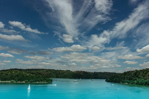 在阳光明媚的夏日 游艇和小船在蓝色的水面上航行 旅行风景如画 在多风的日子里划艇 在碧绿的海水里划快艇 暑假旅行设计 — 图库照片