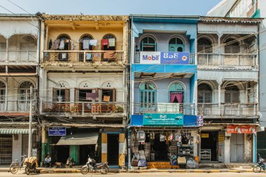 Mawlamyine, Myanmar - 3 Şubat 2020. Myanmar 'ın dördüncü büyük şehrinin koloni renkli evleri. Mon State 'in başkenti. Şehir eşsiz bir manzara, güzellik ve melankoli kombinasyonudur.