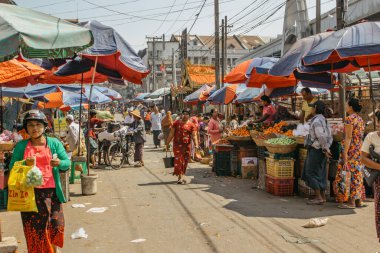 Mawlamyine, Myanmar - 3 Şubat 2020. Myanmar 'ın dördüncü büyük şehrinin yoğun sabah pazarı. Ucuz, lezzetli sokak yemekleri. Meyve ve sebzeli sokak satıcısı. Günlük Burma hayatı. İnsanlar satın alıyor.