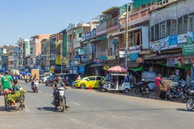 Mawlamyine, Myanmar - 3 Şubat 2020. Myanmar 'ın dördüncü büyük şehrinin koloni renkli evleri. Şehir, manzara, güzellik, mimari ve melankolinin eşsiz bir kombinasyonudur.