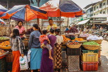 Mawlamyine, Myanmar - 3 Şubat 2020. Myanmar 'ın dördüncü büyük şehrinin yoğun sabah pazarı. Ucuz, lezzetli sokak yemekleri. Meyve ve sebzeli sokak satıcısı. Günlük Burma hayatı. İnsanlar yiyecek alıyor.