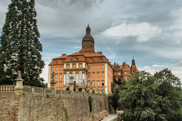 Ksiaz, Pologne - 26 juillet 2020. Une vue impressionnante sur le majestueux château de Ksiaz. Le plus grand château de Pologne situé sur une falaise rocheuse. attraction touristique populaire. le plus grand château de la Silésie — Photo