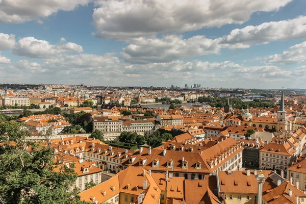 놀라운 유럽 도시 경관, 빨간 지붕, 교회, 프라하의 고층 건물들이 있는 오래 된 마을의 공중 사진, 체코의 수도 프라하의 아름다운 햇살이 밝은 풍경. — 스톡 사진