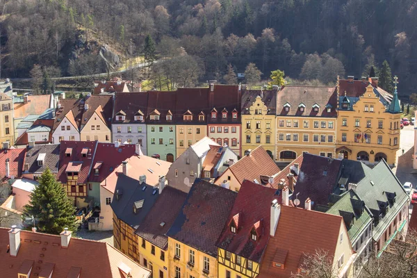 Panoramiczny widok na słynne czeskie średniowieczne miasto Loket z kolorowymi domami. Centrum miasta jest zabytkiem narodowym. Podróże i architektura tła.Historyczne europejskie miejsce na zwiedzanie — Zdjęcie stockowe