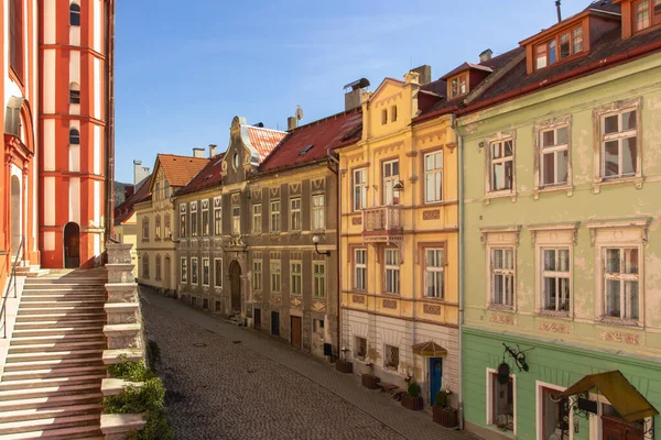 Panoramiczny widok na słynne czeskie średniowieczne miasteczko Loket z kolorowymi domami i brukową ulicą. Podróże i architektura tła.Piękne miasto europejskie.Tło podróży — Zdjęcie stockowe