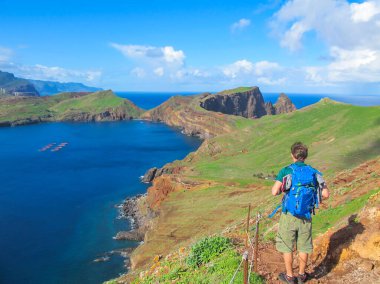 Portekiz, Madeira 'da tek başına gezen bir erkek. Aktif ve sağlıklı bir yaşam tarzı. Ponta de Sao Lourenco 'daki muhteşem sahil manzarası ve uçurumlar. Güzel dağ yaz manzarası. Yürüyüş macerası