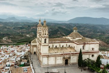 Enkarnasyon Kilisesi Olvera, Endülüs, İspanya. Kilise manzarası ve arka planda dağlar olan yeşil alanlar. Tipik beyaz kasabası, pueblo blanco