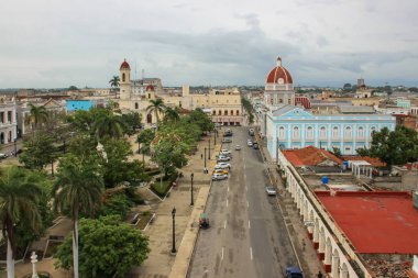 Küba 'nın güney kıyısındaki Cienfuegos' ta belediye binası, park ve şehir merkezi manzarası. Kentsel sokak Karayip şehir manzarası. Renkli koloni evleri olan UNESCO sitesi..