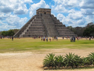 Chichen Itza, Yuacatan, Meksika 'daki Kukulcan Arkeoloji Tapınağı' nı ziyaret eden turist. Ünlü Maya şehri ve piramidi. Meksika 'nın en çok ziyaret edilen arkeoloji sahalarından biri. UNESCO sitesi.