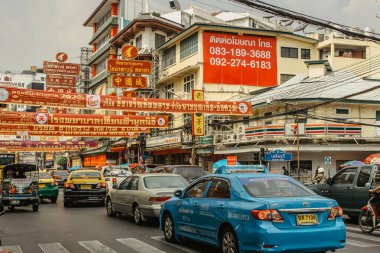 Bangkok, Tayland - 17 Ocak 2020. Çin Mahallesi 'nde yoğun bir cadde. Bangkok' un ünlü şehir simgelerinden biri olan Yaowarat Yolu 'nda sabah trafiği. Tayland kalabalık ulaşım, neon manzarası, reklam.