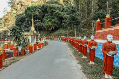 Hpa-An, Myanmar yakınlarındaki popüler bir turist ve mağara girişine yakın Budist keşişlerin heykelleri. Seyahat yerleri ve varış yerleri