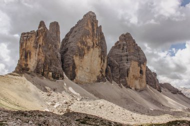 Tre Cime di Lavaredo, Drei Zinnen, Dolomites, İtalya 'nın üç tepesinde yürüyüş yapıyor. Alplerdeki en tanınmış dağ gruplarından biri. Aktif sağlıklı yaşam tarzı. Yüksek kayalık dağların güzel manzarası.