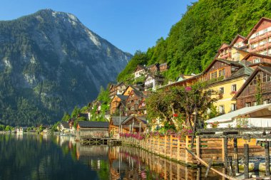 Ünlü Hallstatt göl kenti Avusturya 'nın klasik kartpostal görüntüsü. Hallstatter 'e yansıyan güzel kasabanın manzaralı panoramik manzarası. Yazın güneşli güzel bir gün, Salzkammergut bölgesi. Şehir manzarası.