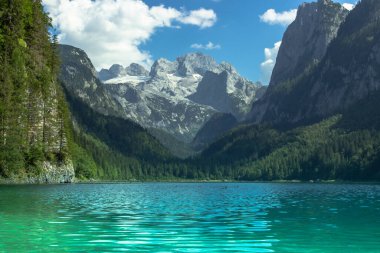 Görkemli dağlar ve göl manzarası. Doğa kaçamağı. Gosau Gölü, Avusturya Gölü, Dachstein Buzulu 'nun turkuaz suyu. Tatil gezisi sahnesi. Dağlarla çevrili Alp Gölü.