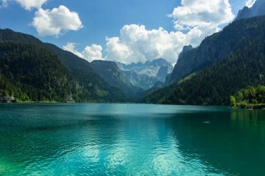 Avrupa 'daki görkemli dağlar ve göl manzarası. Gosau' nun turkuaz suyu. Arka planda Göl, Avusturya, Dachstein buzulu. Tatil gezisi manzarası. Dağlarla çevrili Alp gölü..