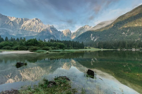 Spiegelreflectie Lago Fusine Italië Zomer Lente Kleuren Mangart Berg Achtergrond — Stockfoto