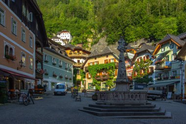 Hallstatt, Avusturya - 10 Ağustos 2020. Avusturya 'nın ünlü güzel dağ kasabası, Salzkammergut bölgesinde bulunan ahşap evler. Avusturya' nın Avrupa UNESCO bölgesi. Şehir arka planında seyahat et.