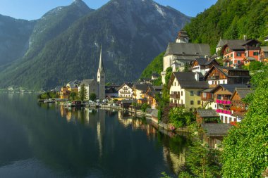 Ünlü Hallstatt göl kenti Avusturya 'nın klasik kartpostal görüntüsü. Hallstatter 'e yansıyan güzel kasabanın manzaralı panoramik manzarası. Yazın güneşli güzel bir gün, Salzkammergut bölgesi. Şehir manzarası.