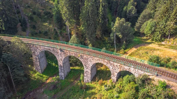 Vista Aérea Superior Pedra Viaduto Ferroviário Uma Pequena Aldeia Pernink — Fotografia de Stock