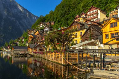 Ünlü Hallstatt göl kenti Avusturya 'nın klasik kartpostal görüntüsü. Hallstatter 'e yansıyan güzel kasabanın manzaralı panoramik manzarası. Yazın güneşli güzel bir gün, Salzkammergut bölgesi. Şehir manzarası.