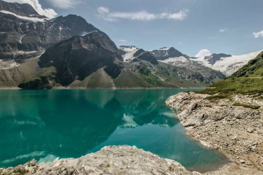 Kaprune yakınlarındaki yüksek dağ gölünün güzel manzarası. Avusturya Alpleri 'ndeki Mooserboden barajına yürüyüş. Doğada sakin bir rahatlama.