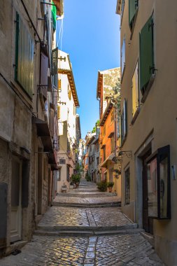 Hırvatistan 'ın boş Rovinç kentinde sabah yürüyüşü. Picturesque dar kaldırım taşları sokakları, renkli cepheler, küçük dükkanlar, güzel Avrupa şehir manzarası. Daha iyi bir tatil geçmişi..