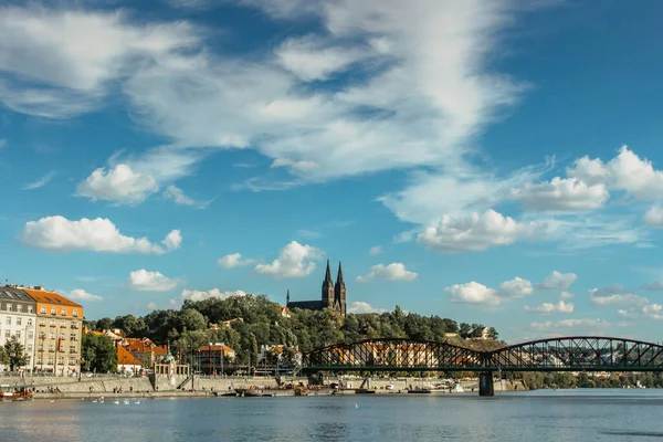 岩やラシン堤防 プラハ チェコ共和国に立って有名なヴィシェフラードのポストカードビュー リバーフロントカラフルな建物 ボート ヴルタヴァ川美しいヨーロッパの都市風景人気の観光地 — ストック写真