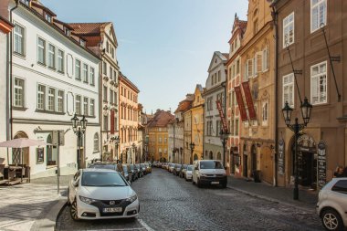 Prag, Çek Cumhuriyeti - 16 Eylül 2020. Çek başkentinin boş renkli sokakları. COVID 19 karantinasında turist yok. İnsansız Tarih Merkezi. Avrupa şehir manzarası. Şehir manzarası.