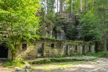 Kamenice nehri, Bohem İsviçre 'deki terk edilmiş Dolsky Mill' in güzel manzarası. Peri masalı toprakları. Elbe Kumtaşı Dağları 'nın efsanevi doğal manzarası.